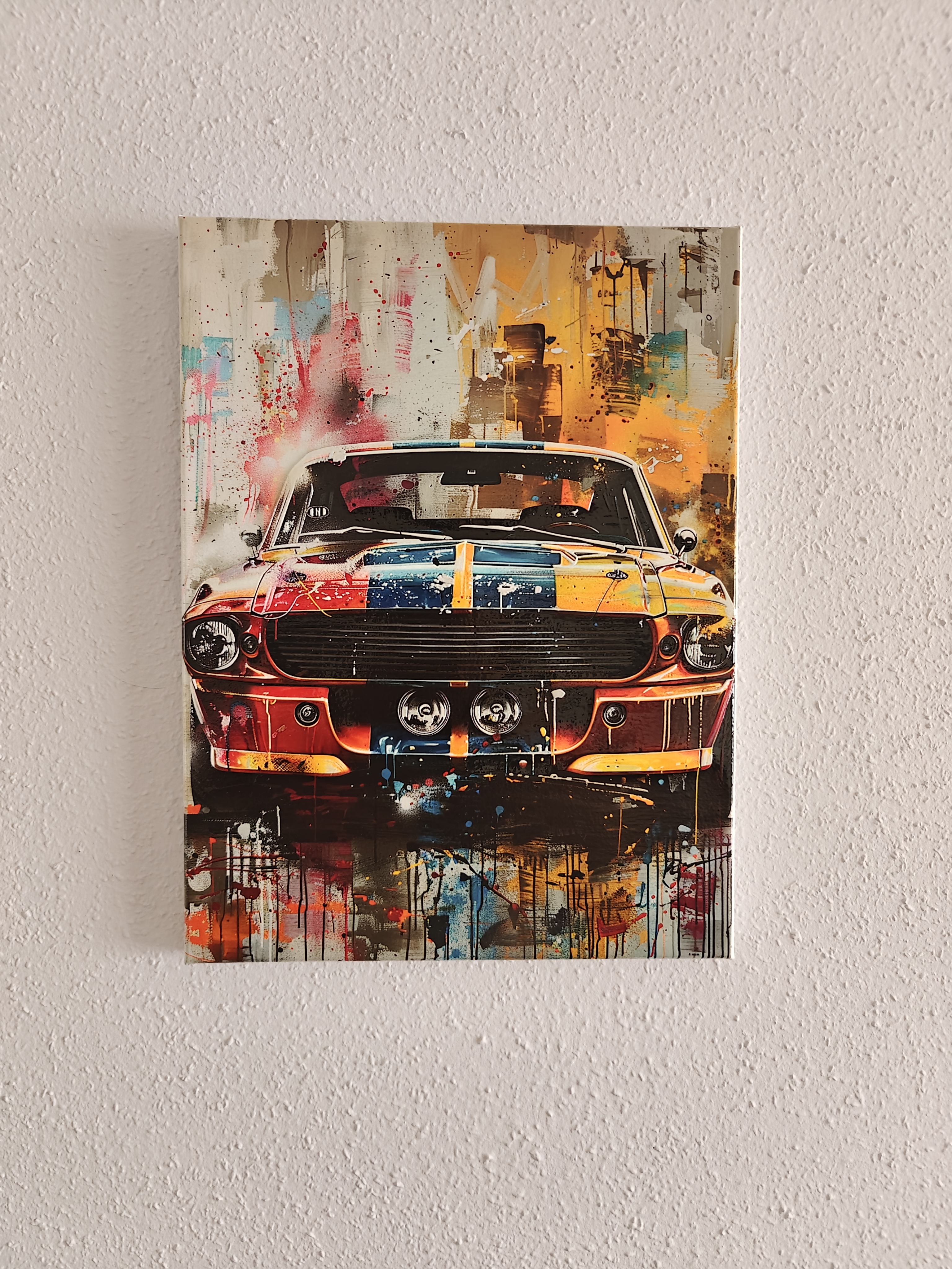 Kleurrijke wanddecoratie met een Mustang